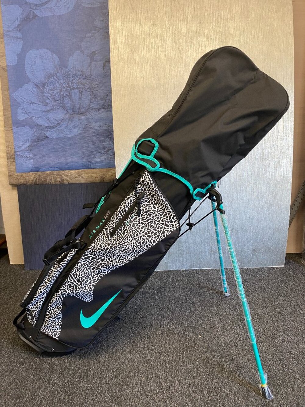 NIKE AIR MAX LIGHT STAND GOLF BAG BLACK X ZIBRA